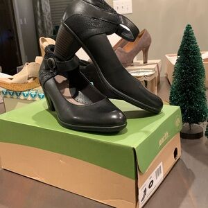 Earth Dress shoe with ankle strap